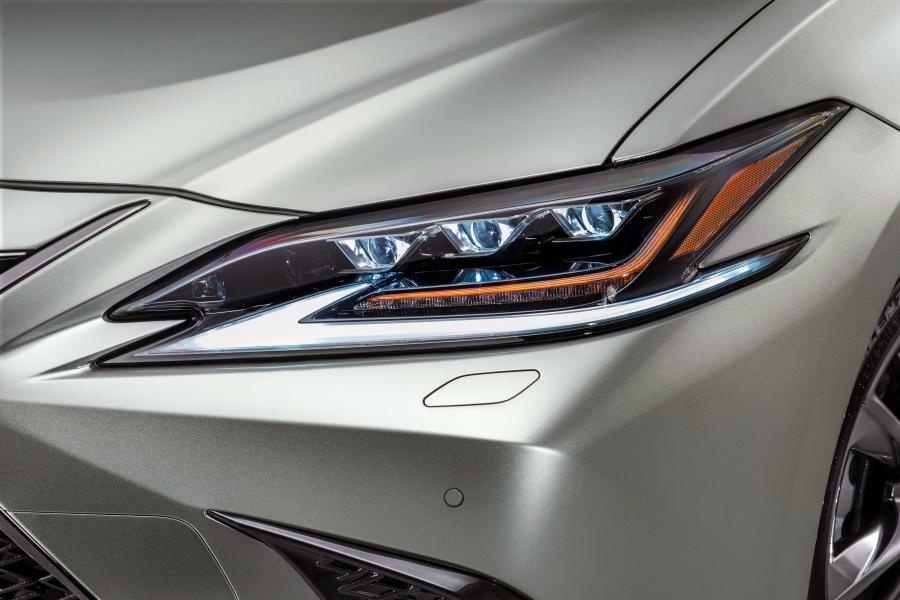 Детали экстерьера Lexus ES300h F-Sport 2018 года  (WW) (фото 20 из 46)